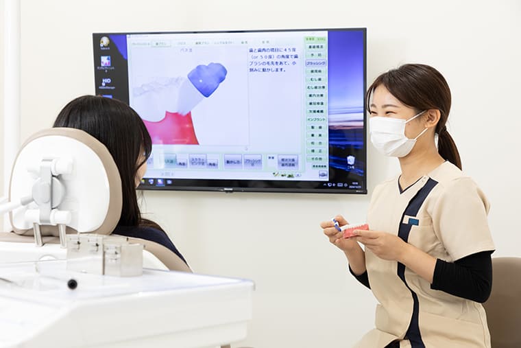 カウンセリング中の歯科衛生士